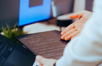 L&rsquo;IA réduit de moitié le temps d&rsquo;écriture du code, mais la revue déborde : ce que dit la Linux Foundation